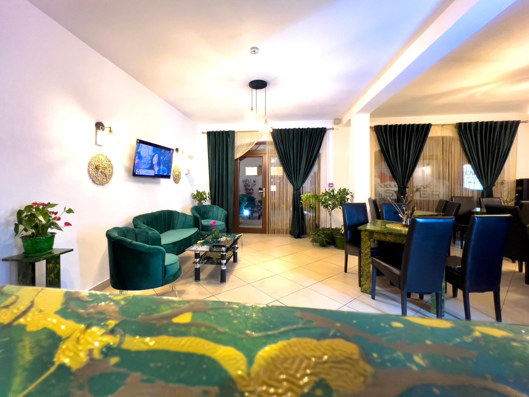Pensiunea Karina Caciulata Ngoại thất bức ảnh