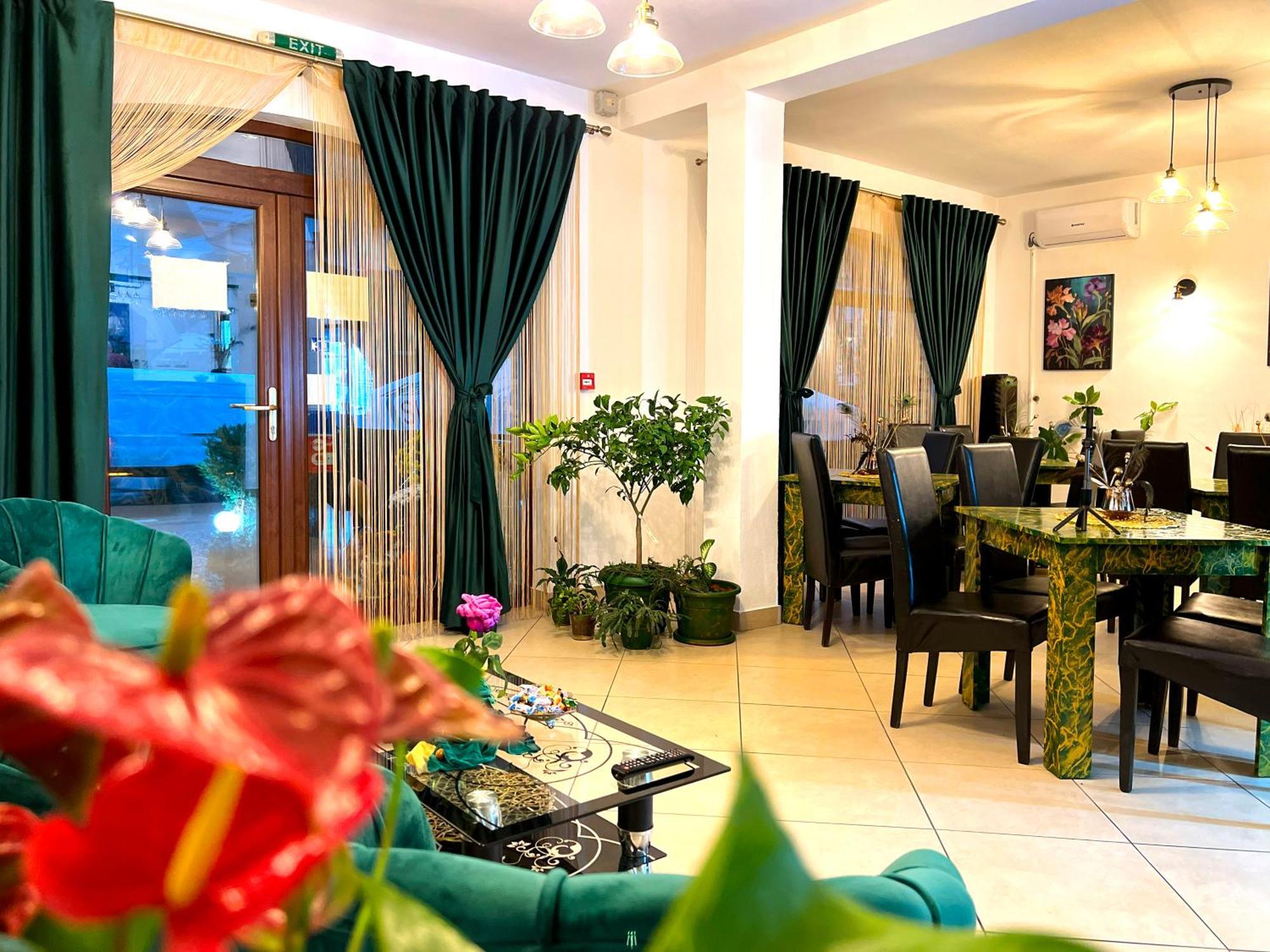 Pensiunea Karina Caciulata Ngoại thất bức ảnh